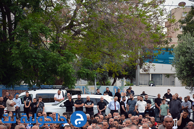 اهالي جلجولية يؤدون صلاة عيد الاضحى في ساحة مسجد الروضة في جلجولية 